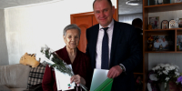 Глава Карасукского района поздравил с 95-летним юбилеем ветерана Великой Отечественной войны Марию Михайловну Селезневу. - Карасукский район