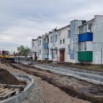 Комфортные дворы: в Карасуке продолжаются работы по благоустройству дворовых территорий в микрорайоне «Педколледж»