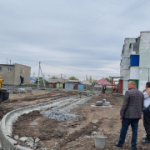 Комфортные дворы: в Карасуке продолжаются работы по благоустройству дворовых территорий в микрорайоне «Педколледж»