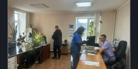 Волонтерский корпус Карасукского муниципального округа помогает гражданам принять участие в голосовании в рамках проекта «Формирование комфортной городской среды» - Карасукский район