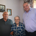 Заместитель главы администрации и председатель Совета ветеранов поздравили ветерана Великой Отечественной войны Александра Филиппенко с 98-летием